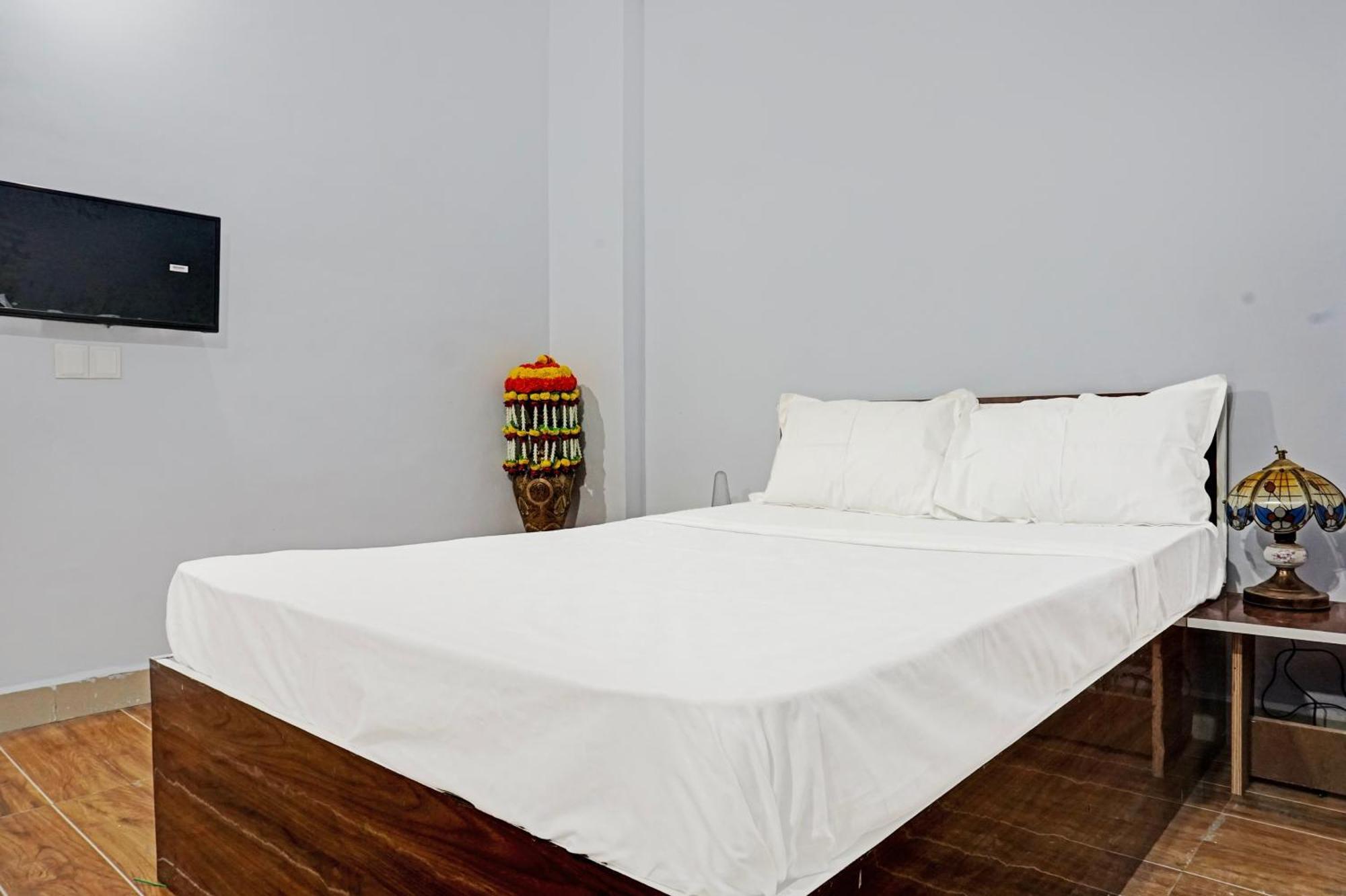 Oyo 820503 Lotus Lodge And Guest House Kharakvasla 外观 照片