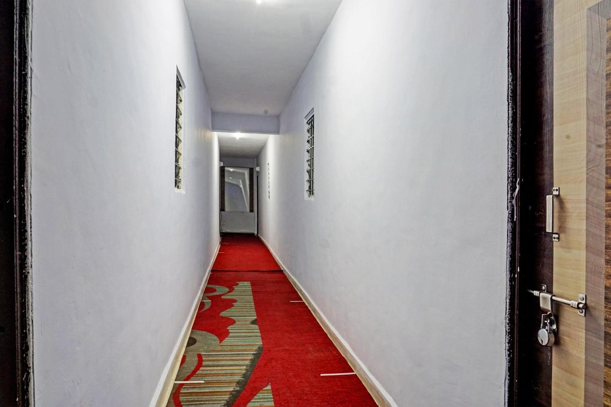 Oyo 820503 Lotus Lodge And Guest House Kharakvasla 外观 照片