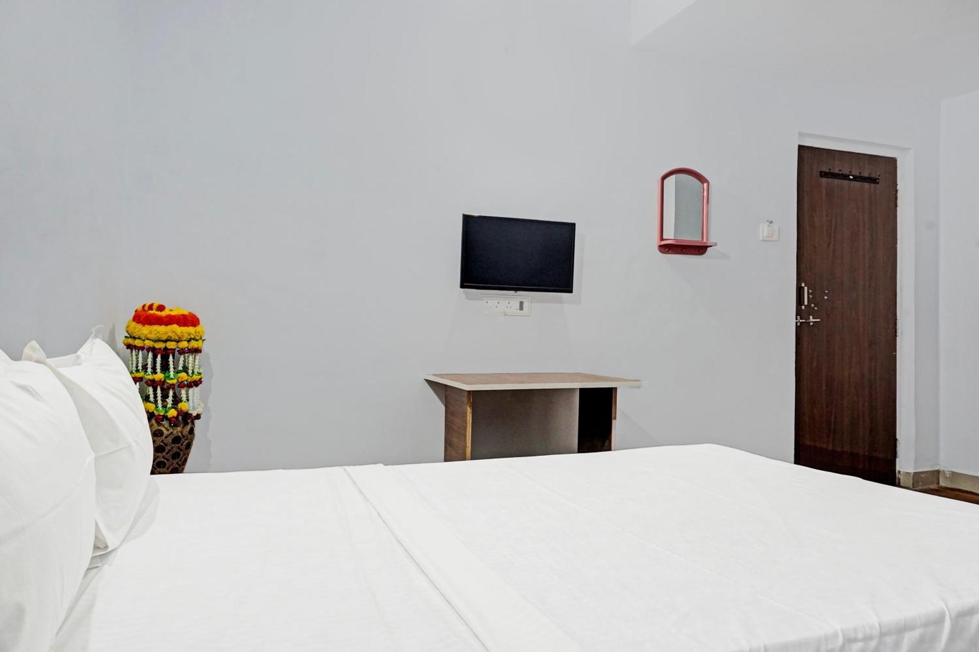 Oyo 820503 Lotus Lodge And Guest House Kharakvasla 外观 照片