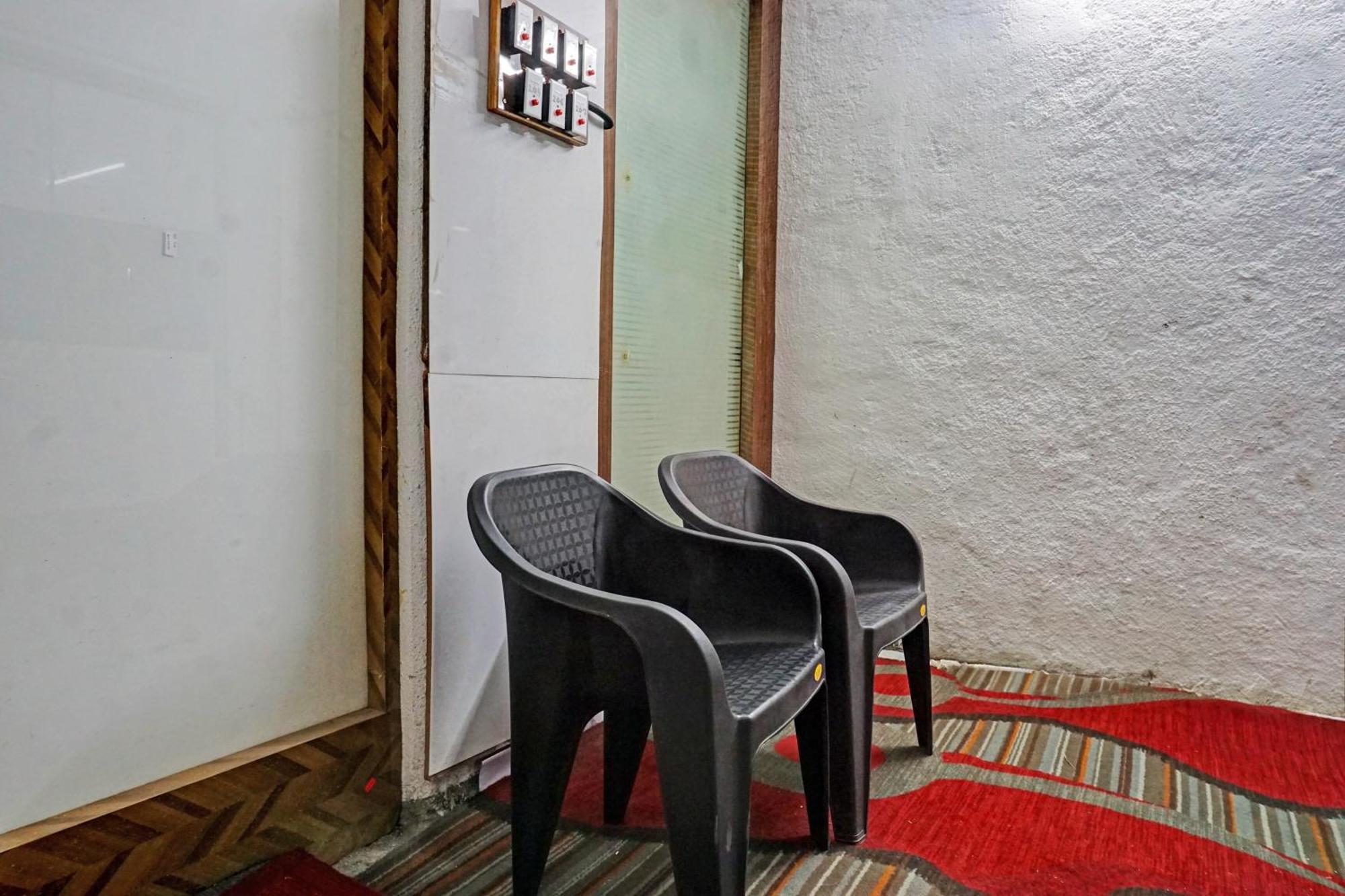 Oyo 820503 Lotus Lodge And Guest House Kharakvasla 外观 照片