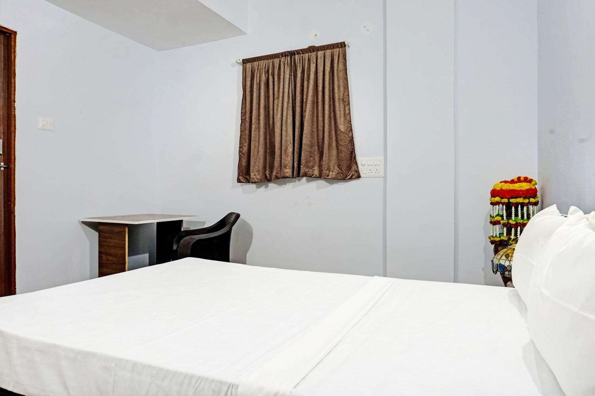 Oyo 820503 Lotus Lodge And Guest House Kharakvasla 外观 照片