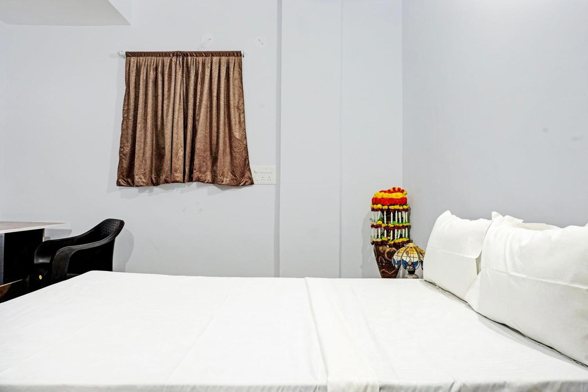 Oyo 820503 Lotus Lodge And Guest House Kharakvasla 外观 照片