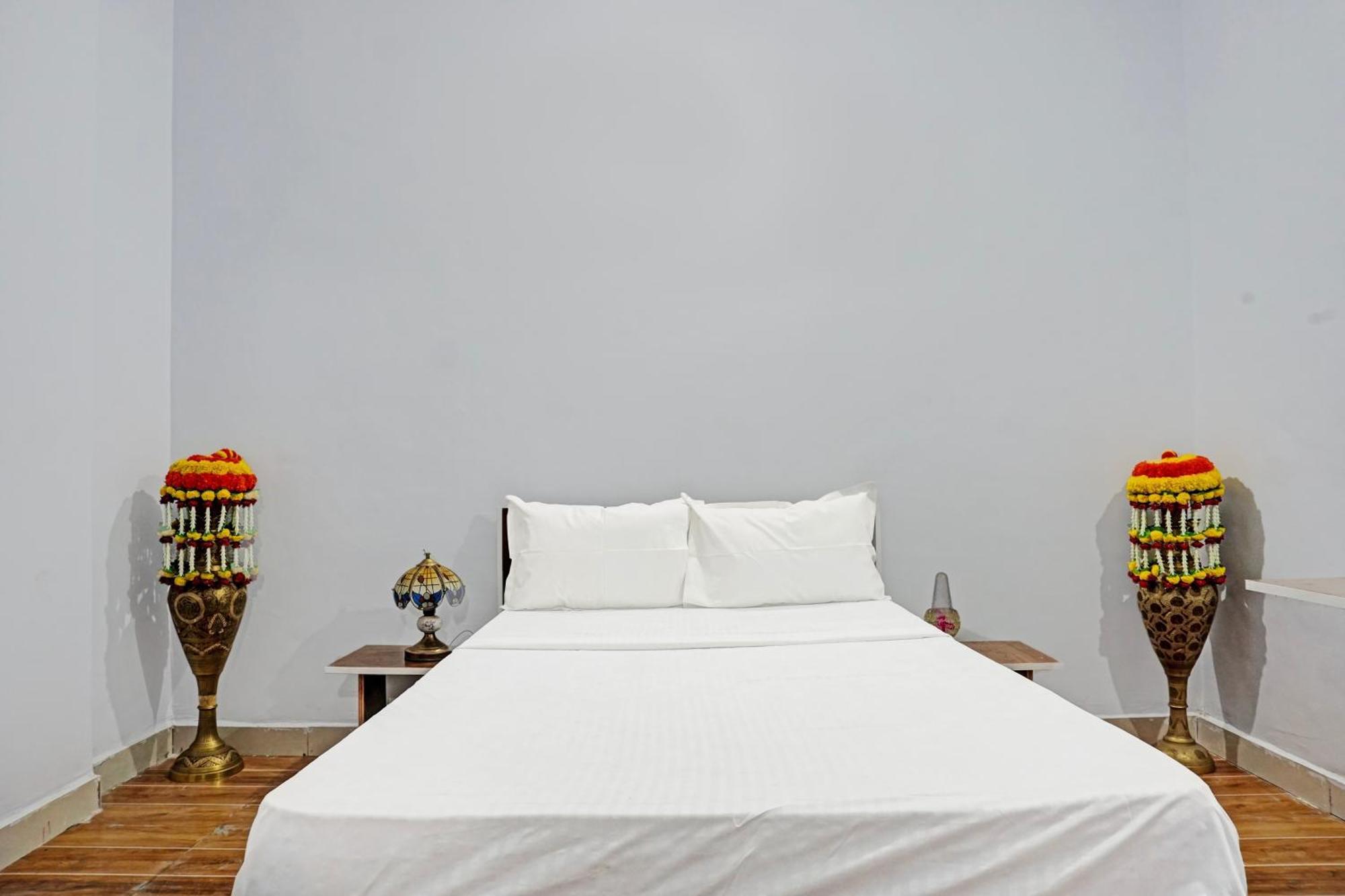 Oyo 820503 Lotus Lodge And Guest House Kharakvasla 外观 照片