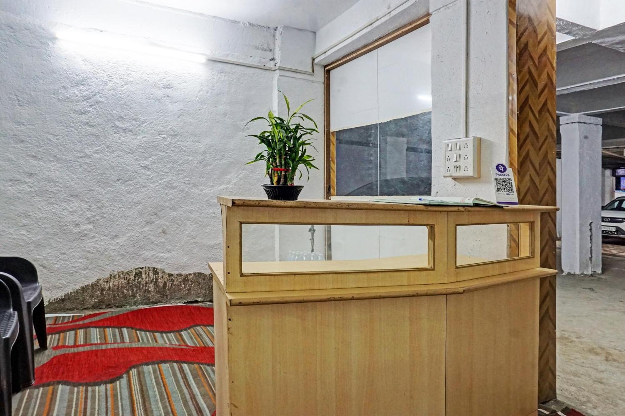 Oyo 820503 Lotus Lodge And Guest House Kharakvasla 外观 照片