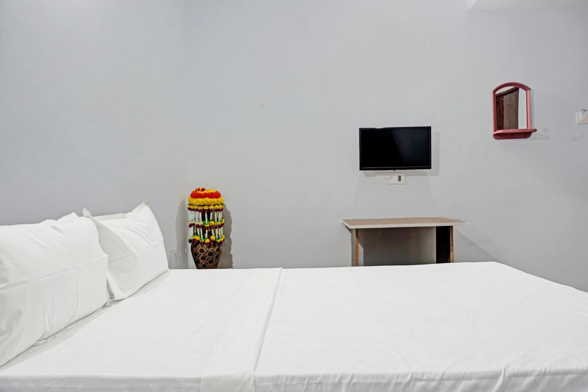 Oyo 820503 Lotus Lodge And Guest House Kharakvasla 外观 照片