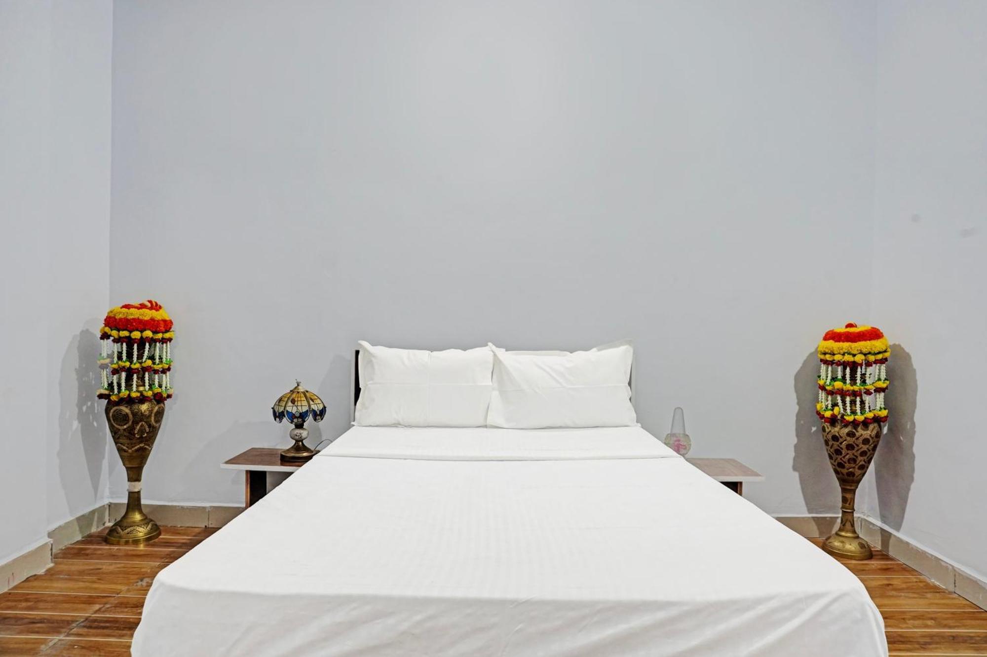 Oyo 820503 Lotus Lodge And Guest House Kharakvasla 外观 照片